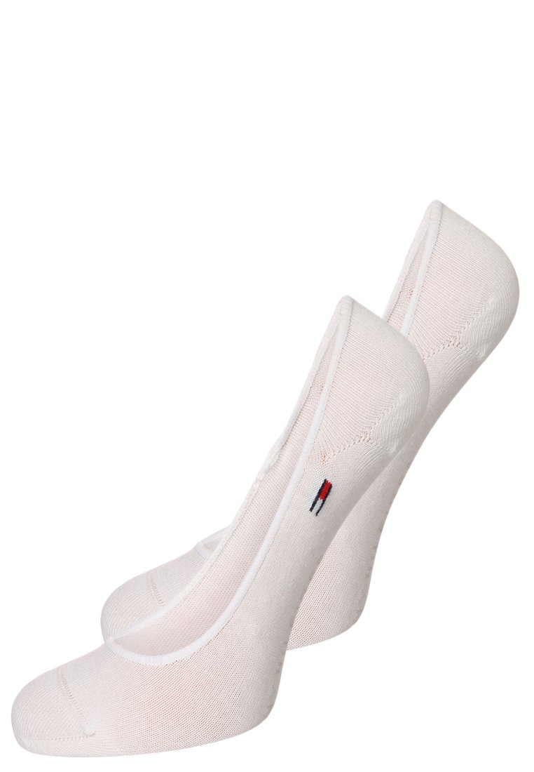 Hvite lavskårne sokker med en jevn tekstur, med et lite, brodert logo i rødt, hvitt og blått. Unik slip-on design.