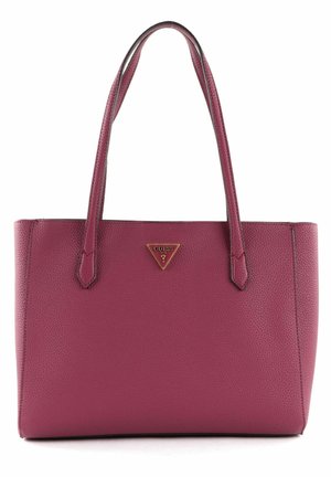 Lilla tekstureret lædertaske med to skulderremme og et lille trekantet metal Guess-logo midt på forsiden.