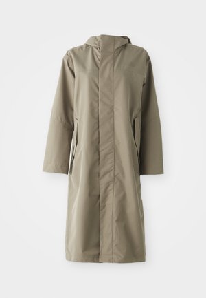 Khaki regnjakke med hette, laget av glatt, vannavvisende stoff. Har lange ermer og sidelommer, og gir en avslappet passform.