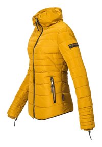 Żółta ocieplana kurtka z kapturem, pikowana tekstura, przednie kieszenie na zamek, elastyczne mankiety i logo na rękawie.