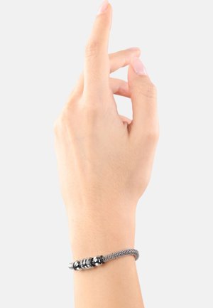 Bracciale a rete in metallo argento, con perle nere rotonde. Il design presenta una texture flessibile e intrecciata con tocchi lisci.