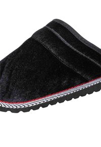Schwarze Samt-Hausschuhe mit abgerundeter Form, die rote Nähte entlang der Kante und eine strukturierte Gummisohle mit gemustertem Profil aufweisen.