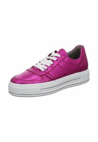 Sneaker metallizzato rosa con lacci bianchi e una suola bianca spessa. Presenta una parte superiore liscia e dettagli cuciti sui lati.
