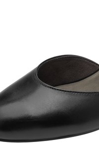 Zapato negro de cuero sin cordones con puntera cuadrada redondeada y acabado mate suave, mostrando el forro interior del zapato.
