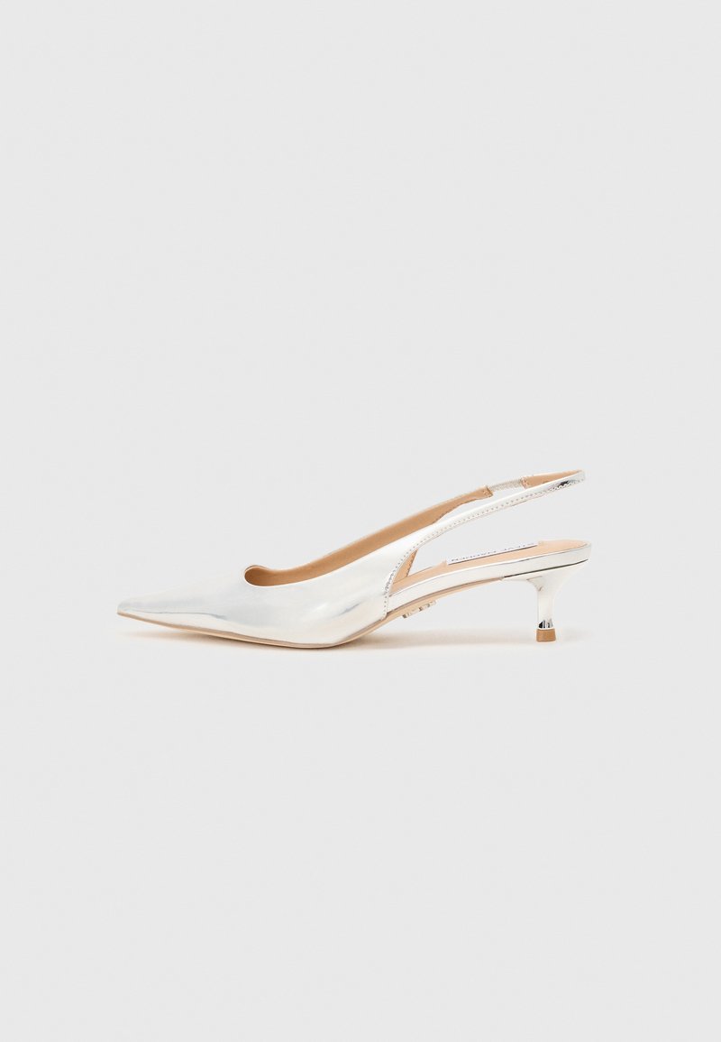 Chaussure slingback à bout pointu en matériau blanc brillant. Talon fin avec des détails métalliques accentués. Design ouvert à l'arrière. Texture lisse et réfléchissante.