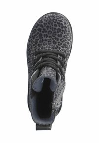 Stivaletto per bambini con stampa leopardata nera e grigia, punta tonda, lacci neri, zip laterale e linguetta sul retro.