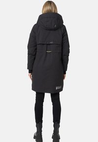 Svart vadderad jacka med stor huva, justerbar midja och sidofickor. Har en logotypapplikation och en ventilation detalj på baksidan.