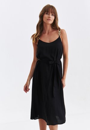 Czarna sukienka midi na cienkich ramiączkach, z złotymi akcentami na ramionach i paskiem do związania w talii. Gładka faktura materiału.