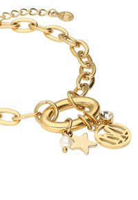 Pulsera de eslabones de oro con un gran eslabón circular, un pequeño charm de estrella, una perla y un cristal con una etiqueta de logo.