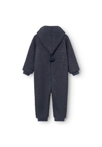 Mörkblå, fluffig fleece onepiece med huva, med en tofsdetalj och ribbade muddar vid handleder och vrister. Bakvy visas.