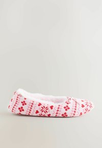 Roze en rode gebreide sloffen met een patroon van harten en sneeuwvlokken, een fluffy witte binnenvoering en een klein strikje bovenop.