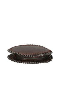 Pochette rotonda in pelle marrone scuro con zip; presenta cuciture a catena lungo il bordo e una superficie piatta e liscia.