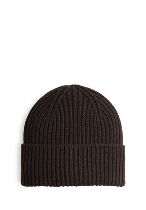 Bruine gebreide beanie met ribbelstructuur, met een omgeslagen rand. Het ontwerp is eenvoudig en aansluitend voor warmte en comfort.