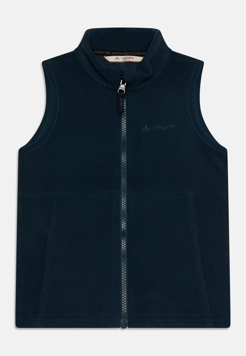 Sötétkék polár mellény magas gallérral, elülső cipzárral és két oldalzsebből készült. Diszkrét logóval rendelkezik és újrahasznosított anyagból készült.