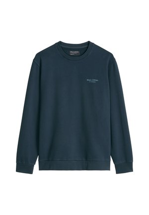 Ciemnoniebieska bluza crewneck z długimi rękawami i małym białym logo "Marc O’Polo" na lewej piersi.
