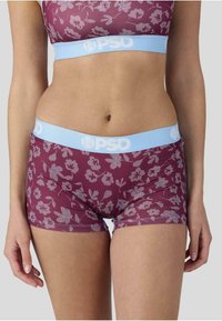 Bordeauxrote Boxer-Shorts mit floralem Muster und hellblauem elastischem Bund, der das "PSD"-Logo zeigt. Das Material wirkt glatt mit einem enganliegenden Design.