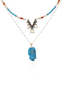 Collier à trois couches avec des perles turquoises, des accents dorés et un pendentif en forme de main bleu avec des détails noirs élaborés et des feuilles d'or.