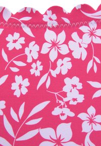 Tissu rose avec un motif floral comprenant des fleurs blanches et des feuilles ; bordure crantée en haut ; texture lisse.