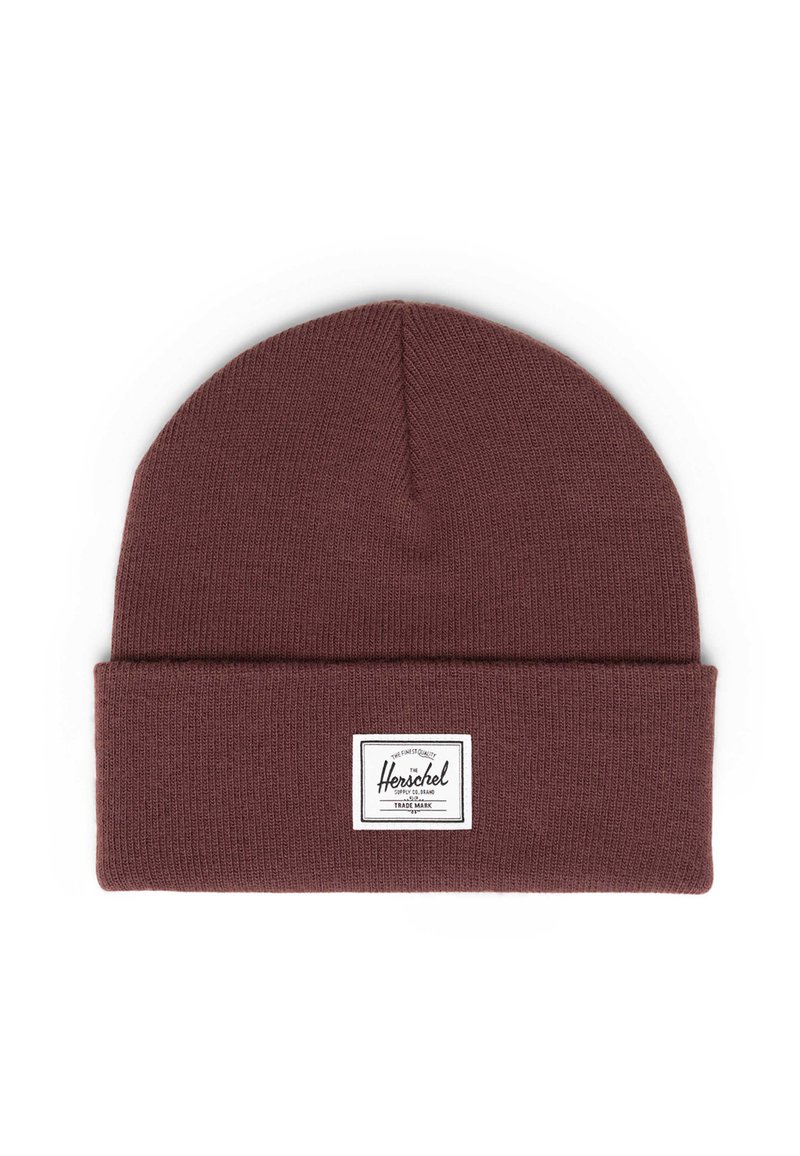 Bordeaux gebreide beanie met een opgerolde manchette. Heeft een wit rechthoekig label met zwarte tekst dat op de voorkant is genaaid. Zachte textuur en een consistent patroon.