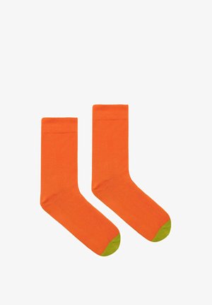 Pomarańczowe skarpetki bawełniane z zielonym palcem. Gładka tekstura, długość do kostki, z prążkowanymi mankietami dla wygody.