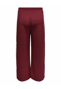 Platas platās bikses bordo krāsā ar elastīgu jostasvietu un kontrastējošām baltām sānu svītrām, izgatavotas no gludas, elastīgas auduma.