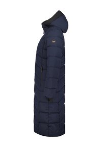 Giacca a vento blu navy con cappuccio, caratterizzata da un design trapuntato e con tasche laterali con zip. Il materiale sembra morbido e isolante per garantire calore.