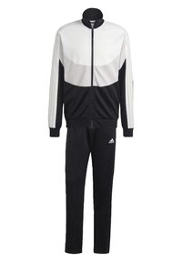 Conjunto de chándal en blanco y negro que incluye una chaqueta con cremallera y un cuello alto, adornada con tres franjas en las mangas, emparejada con pantalones ajustados a juego.