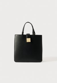 Czarna skórzana torba tote o zdefiniowanym kształcie, z dwoma górnymi uchwytami i kwadratowym zapięciem w kolorze złotym. Gładka faktura z minimalistycznymi akcentami.