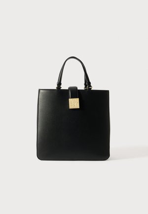 Czarna skórzana torba tote o zdefiniowanym kształcie, z dwoma górnymi uchwytami i kwadratowym zapięciem w kolorze złotym. Gładka faktura z minimalistycznymi akcentami.