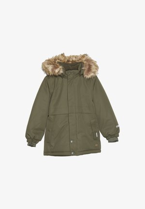 Parka verde măsliniu cu glugă căptușită cu blană sintetică, mâneci lungi, închidere cu butoane prindere și două buzunare laterale. Dispune de mansete ribbate și o finisare texturată.