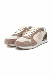 Zapatillas de malla y ante en marrón y beige con cordones blancos, un logo redondo texturizado y un acento en verde claro en el talón, que presentan una suela acolchada.