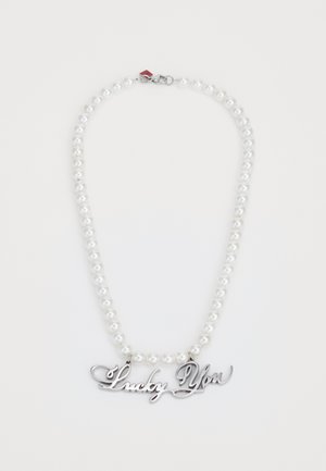 Collana di perle con pendente in argento "Lucky You" in corsivo e chiusura a moschettone su sfondo bianco.