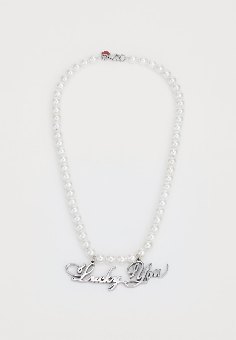 Collana di perle con pendente in argento "Lucky You" in corsivo e chiusura a moschettone su sfondo bianco.