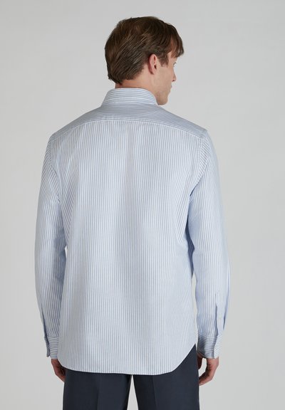 Camicia a maniche lunghe a righe blu chiaro e bianche, realizzata in cotone, con colletto a punta e polsini abbottonati, caratterizzata da un orlo curvo.