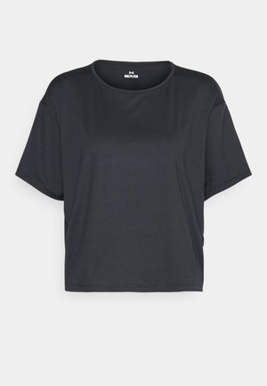 Čierny krátky rukáv crop top, s okrúhlym výstrihom a jemnou, hladkou textúrou látky. Žiadne viditeľné vzory ani kovové prvky.