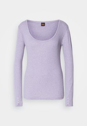 Vaaleanlila pitkähi Another paita, jossa on pyöreä pääntie, pehmeä rakenne ja nappisomistus hihansuissa. Valmistettu kevyestä kankaasta.