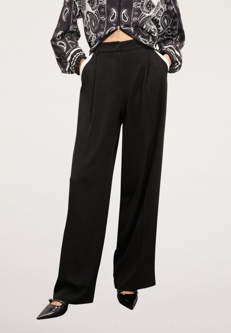 Schwarze Stoffhose mit Zierknopf