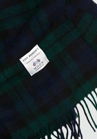 Scarf di lana in plaid verde scuro e blu navy con frange ai bordi. Presenta un'etichetta con la scritta "Roy Roger's" e "Moon" con un design elaborato.