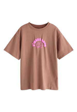 Bruine T-shirt met korte mouwen met een roze glimlachende cartoon s'more en de tekst "S'more Love" centraal op de borst.