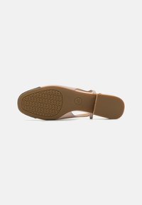 Sandalo beige con finitura opaca, punta aperta e cinturino alla caviglia. La suola presenta una superficie zeppata per una migliore aderenza. Logo circolare impresso.