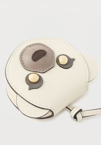 Λευκό δερμάτινο πορτοφόλι με στρογγυλό σχήμα, που διαθέτει καφέ λεπτομέρειες, χρυσά κουμπιά και ραμμένο σχέδιο σε μαλακή υφή.