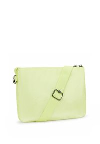 Borsa a pochette verde lime con texture liscia, forma rettangolare, tracolla regolabile e un accento hardware quadrato vicino alla cerniera.