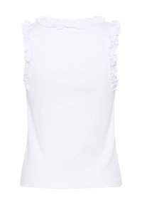 Top sin mangas blanco hecho de una tela suave, con un cuello y sisas con volantes. La parte trasera es lisa con un diseño ajustado.