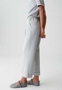 OPUS MID RISE CROPPED RELAXED FIT  - Pantalon classique - hazy fog melange