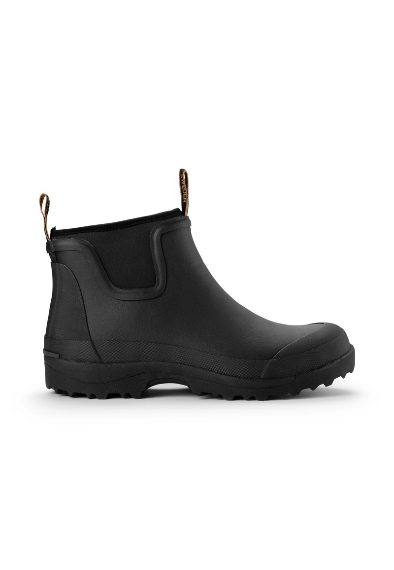 Schwarzer Gummistiefel mit strukturiertem Obermaterial, elastischen seitlichen Einsätzen und rutschfester Sohle für besseren Halt. Mit einer Zuglasche für ein einfaches An- und Ausziehen.