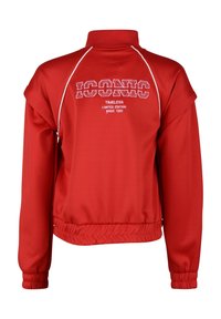 Červená pulovrová bunda s vysokým límcem, žebrovanými manžetami a elastickým pasem. Na přední straně má bílé prošívání a nápis "ICONIC".