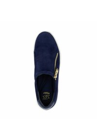 Chaussure de ville en daim bleu marine à enfiler, dotée d'une fermeture éclair sur le côté et d'une semelle en caoutchouc blanche. La doublure intérieure est sombre avec un logo doré. Texture lisse dans l'ensemble.