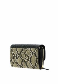 Portefeuille rectangulaire avec motif en peau de serpent beige et noir et compartiment zippé noir avec tirette de fermeture éclair dorée.