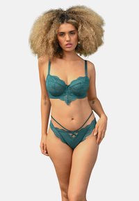 Türkisfarbener Spitzen-BH mit Unterdraht und verstellbaren Trägern, kombiniert mit passenden Spitzen-Höschen mit überkreuztem Detail und seitlichen Trägern.