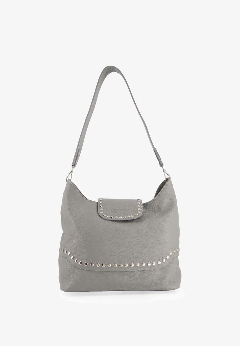 Grau lederne Handtasche mit einer lässigen Form, genietetem Akzenten am Tragegurt und am Körper sowie einem magnetischen Druckverschluss mit einer mit Logo versehenen Klappe.
